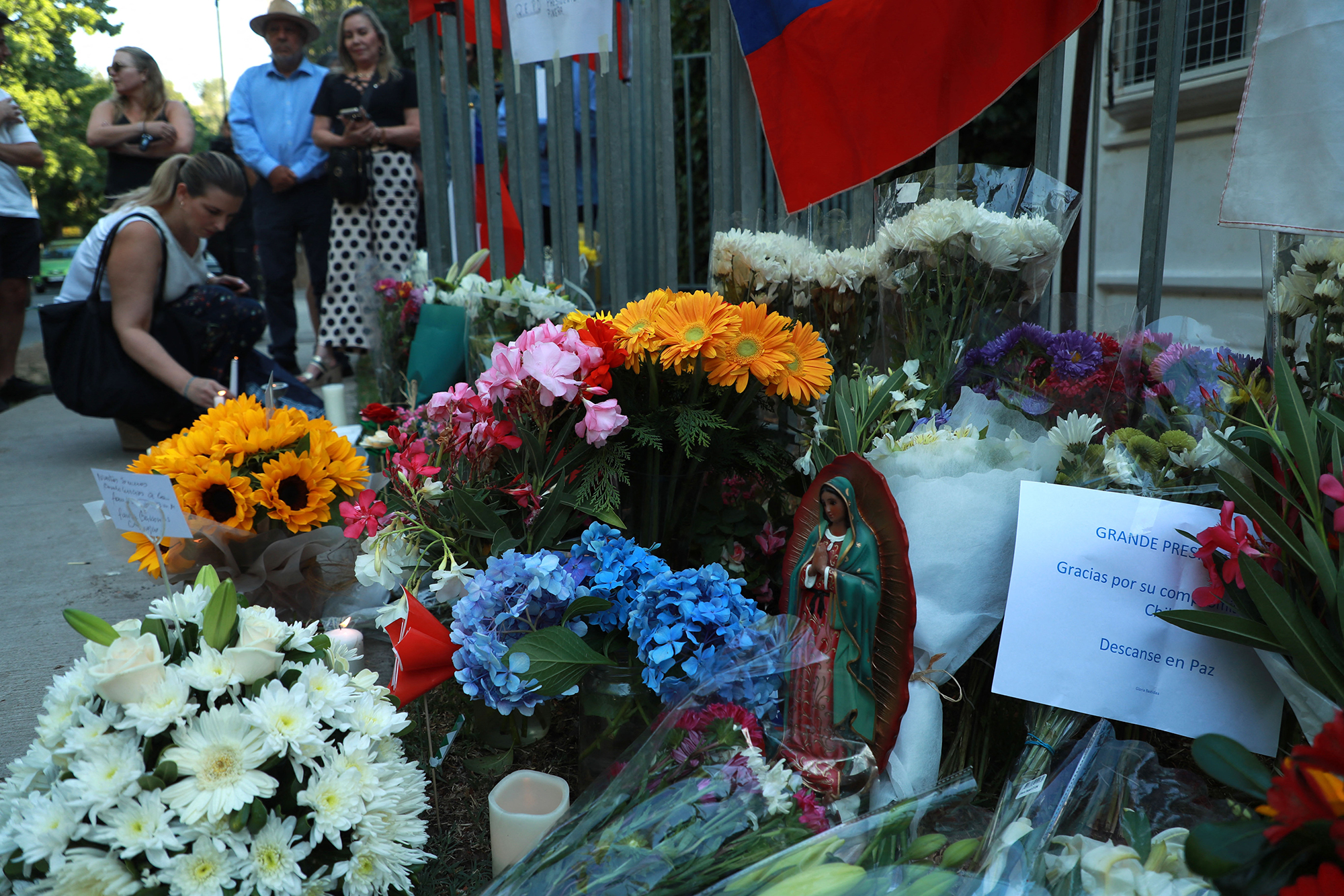 Vor Piñeras Haus in Santiago legten zahlreiche Menschen Blumen und Kerzen nieder (Bild: Raul Bravo/AFP)