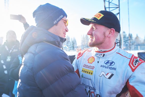 Thierry Neuville gratuliert Teamkollege Esapekka Lappi zum Sieg (Bild: Vincent Thuillier/Hyundai Motorsport GmbH)
