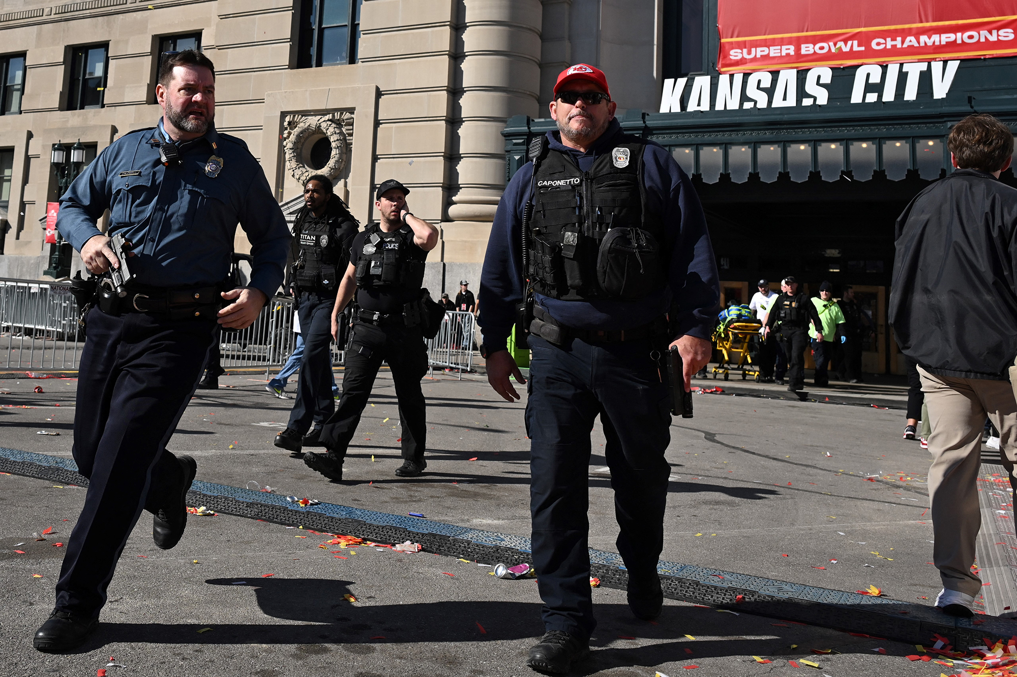 Polizisten nach den Schüssen bei der Super-Bowl-Parade (Bild: Andrew Caballero-Reynolds/AFP)