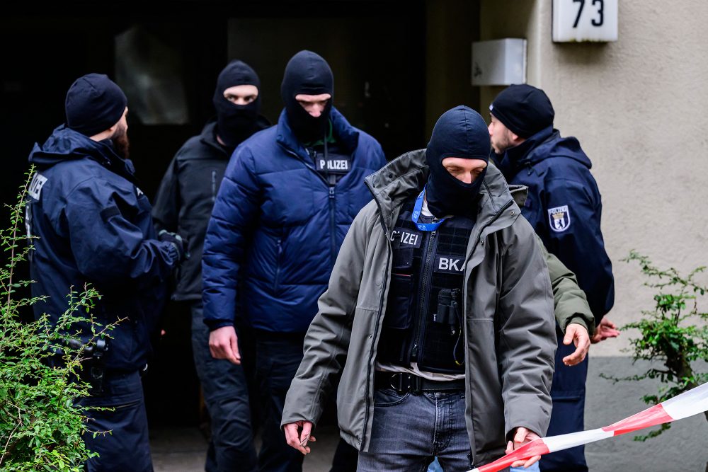 Polizeibeamte verlassen in Berlin das Wohnhaus, in dem Daniela Klette zuletzt lebte (Bild: John MacDougall/AFP)