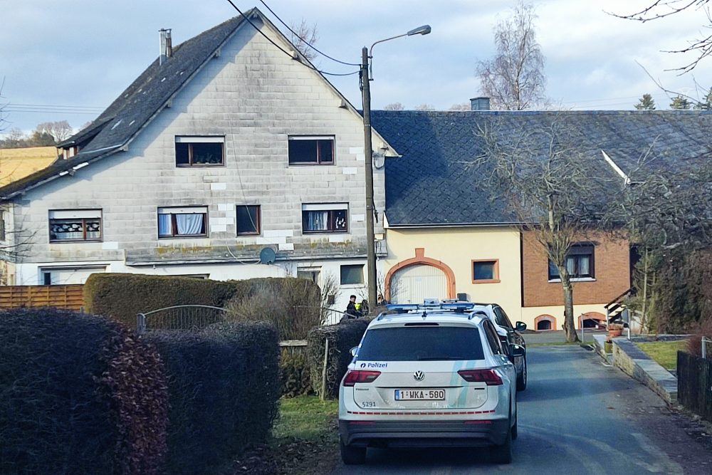 Polizei am Tatort am Tag nach der Messerstecherei in St. Vith (Bild: Benedikt Mommer/BRF)