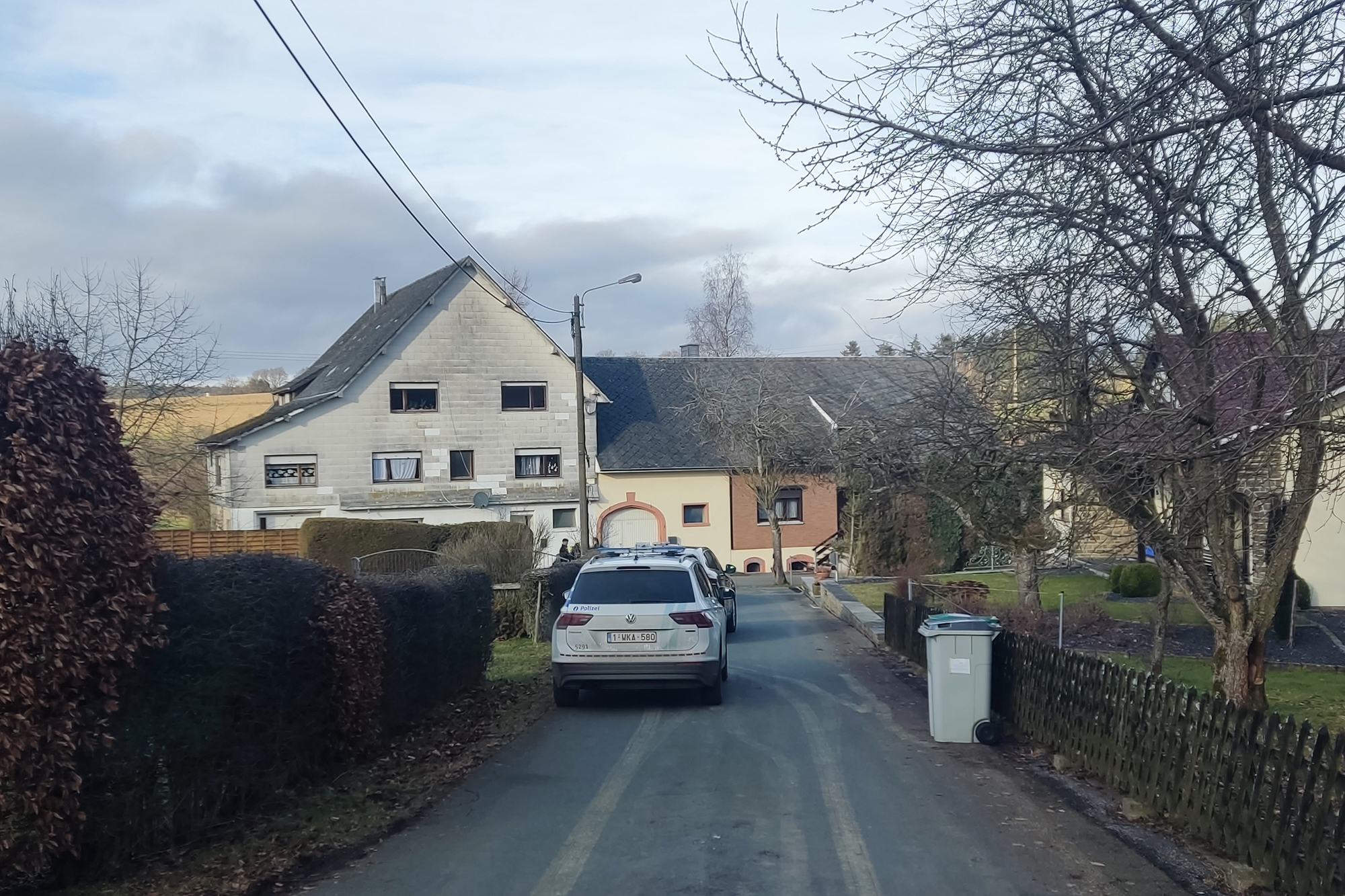 Polizei am Tatort am Tag nach der Messerstecherei in St. Vith