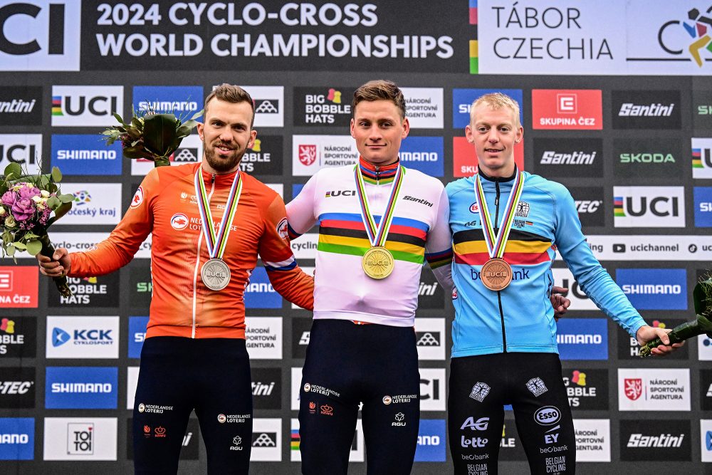 V.l.n.r.: Joris Nieuwenhuis, Mathieu Van Der Poel und Michael Vanthourenhout auf dem Podium nach dem Elite-Rennen der Herren bei den Cyclocross-Weltmeisterschaften im tschechischen Tabor (Bild: Michal Cizek/AFP)