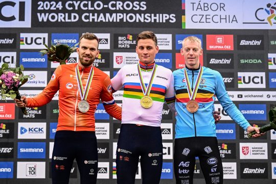 V.l.n.r.: Joris Nieuwenhuis, Mathieu Van Der Poel und Michael Vanthourenhout auf dem Podium nach dem Elite-Rennen der Herren bei den Cyclocross-Weltmeisterschaften im tschechischen Tabor (Bild: Michal Cizek/AFP)