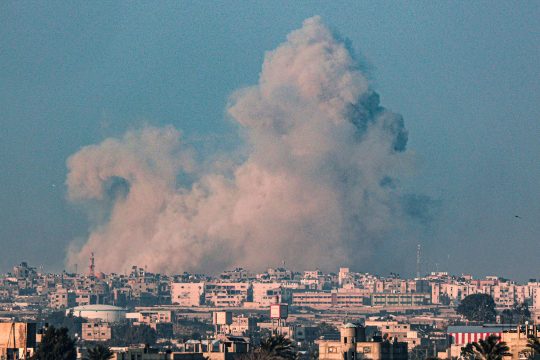 Rauch über der Stadt Rafah im südlichen Gazastreifen