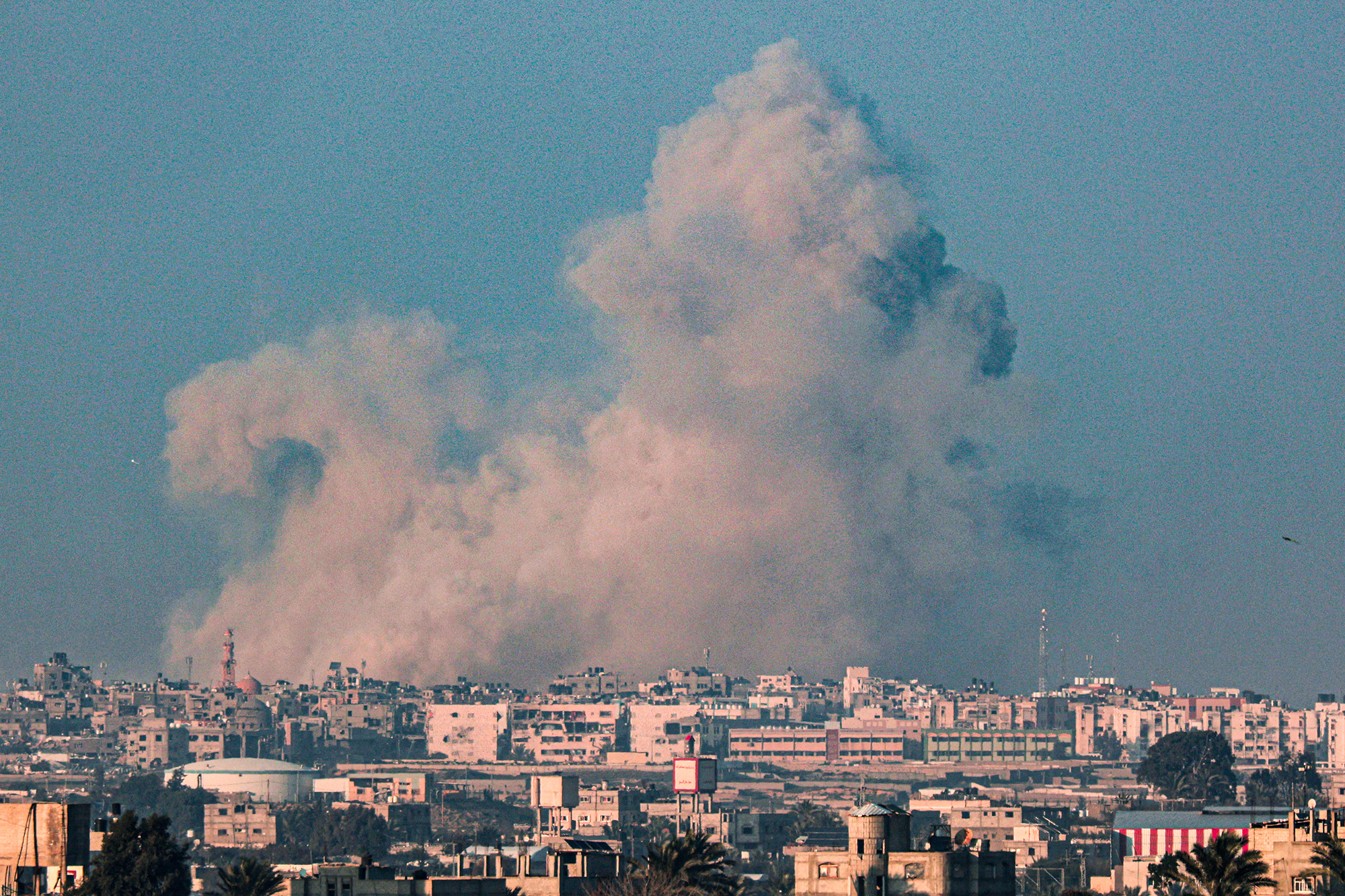 Rauch über der Stadt Rafah im südlichen Gazastreifen