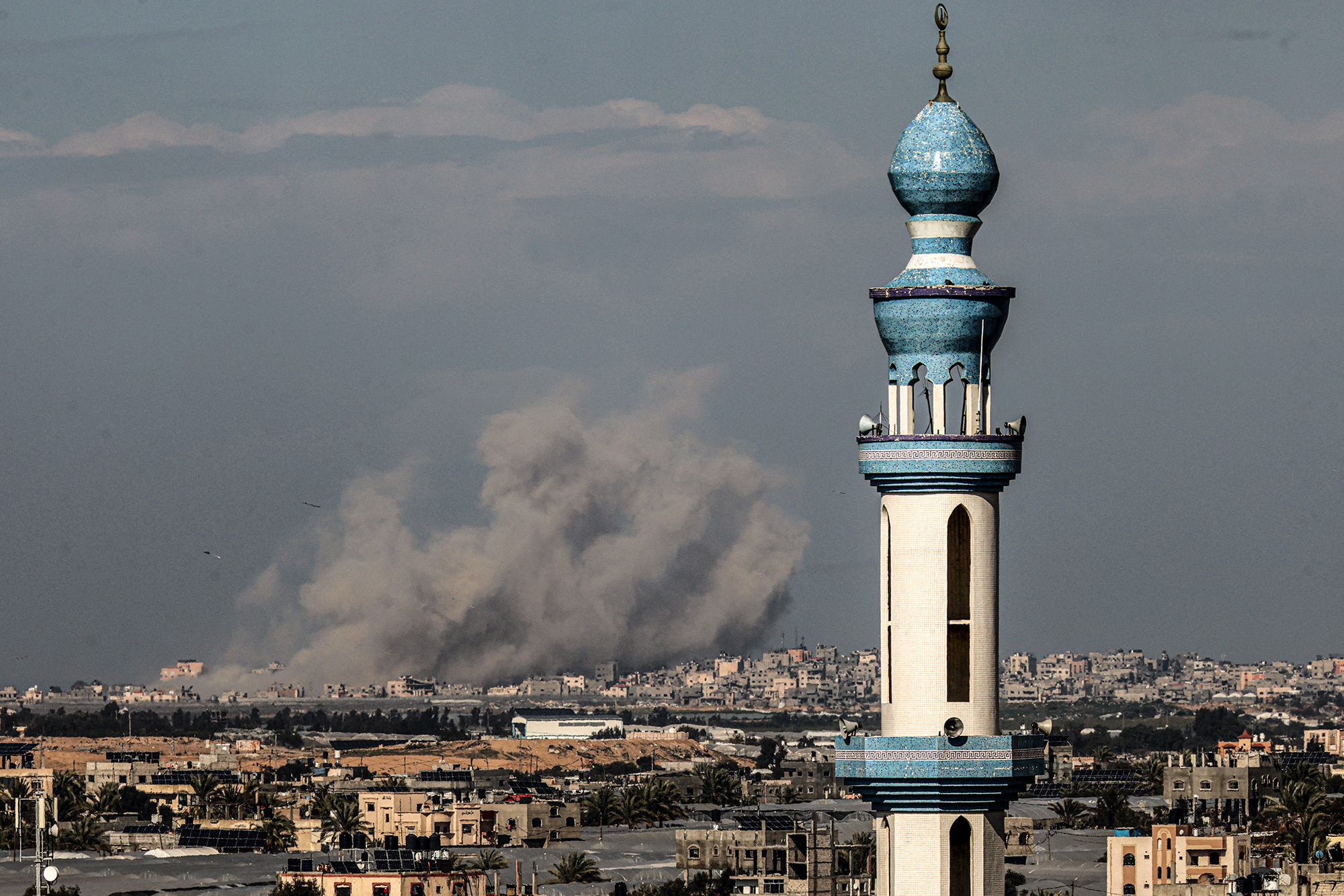 Rauchwolken über Rafah nach israelischen Bombardierungen am Samstag (Bild: Said Khatib/AFP)