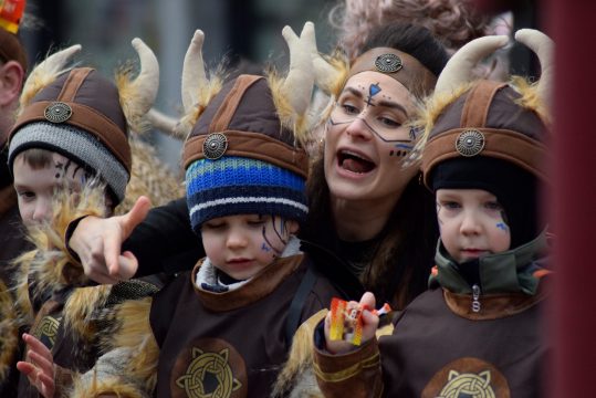 Rosenmontagszug in Büllingen 2024 (Bild: Stephan Pesch/BRF)