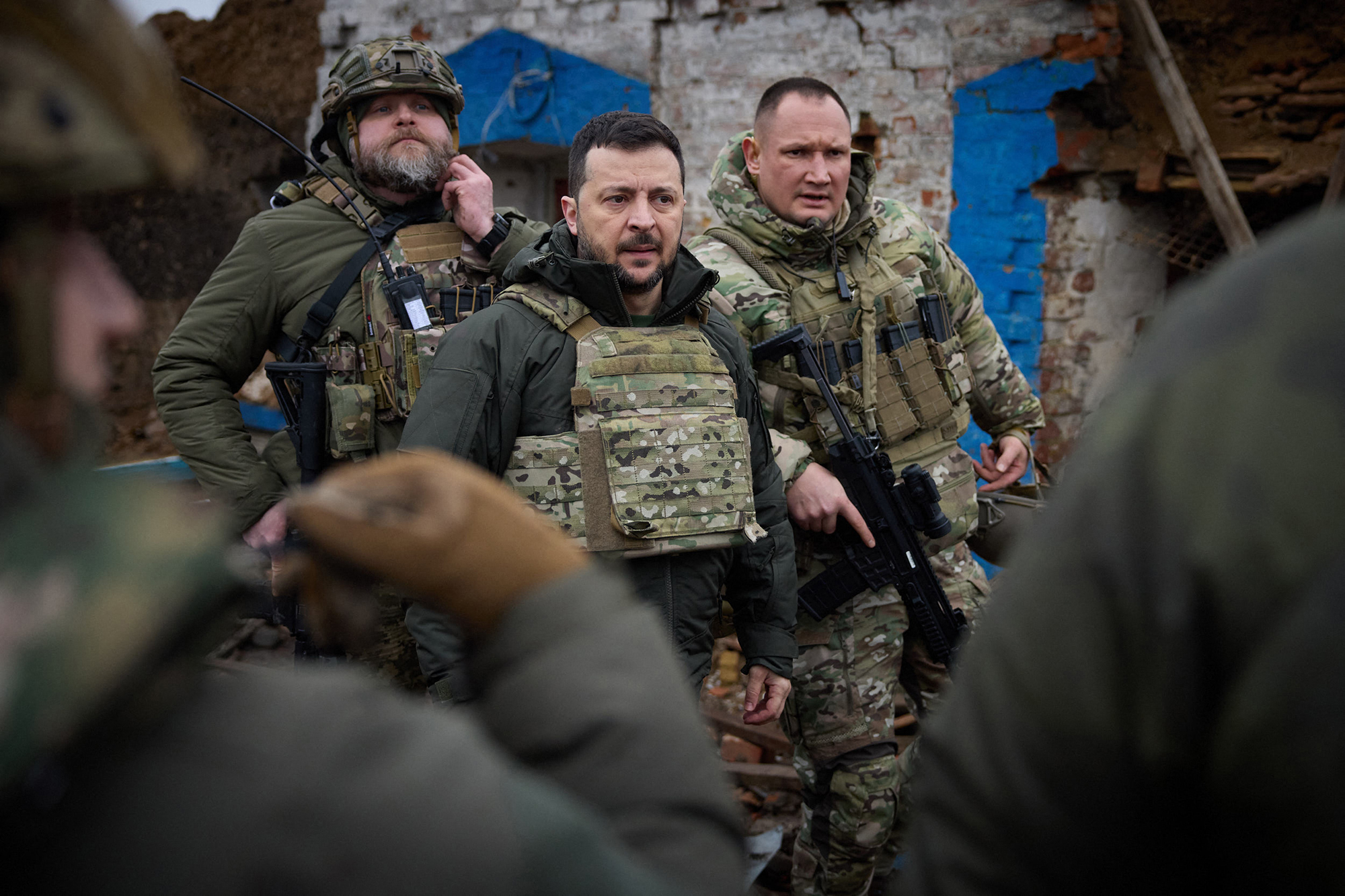 Präsident Wolodymyr Selenskyj bei dem Frontbesuch in Saporischschja (Bild: Ukrainian Presidential press service/Handout/AFP)