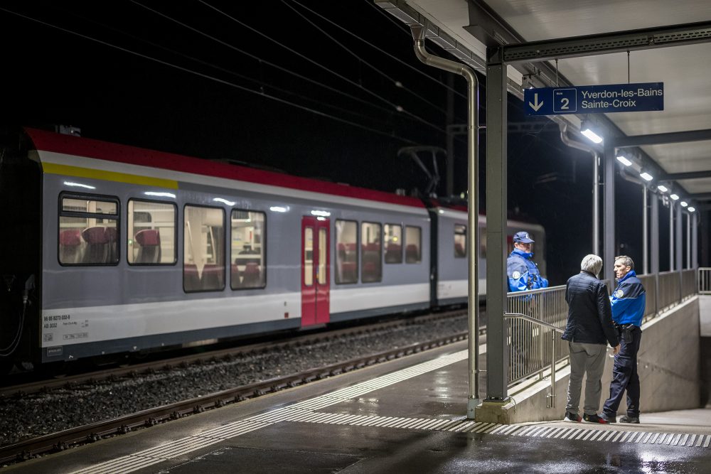 Polizeibeamte vor dem Zug, in dem die Passagiere als Geiseln gehalten wurden (Bild: Fabrice Coffrini/AFP)