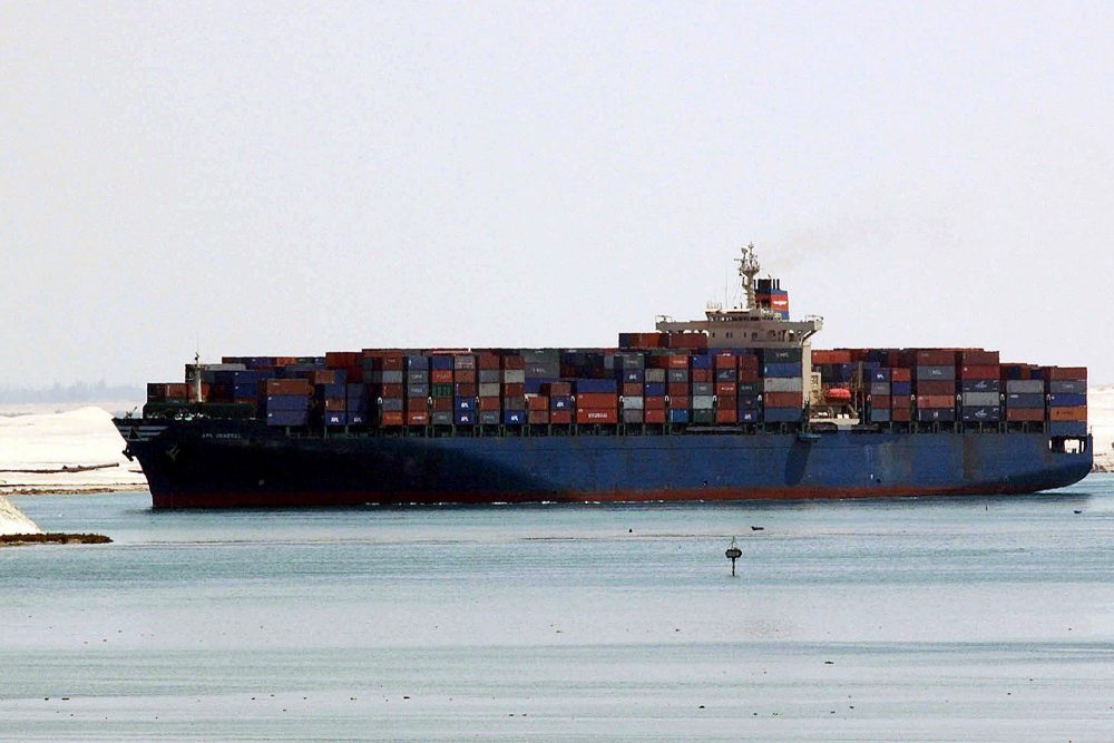 Containerschiff im Suez-Kanal (Archivbild: Stringer/EPA)