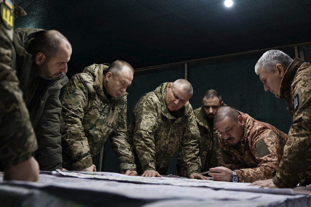 Oberbefehlshaber Syrskyj (2vl) bei einer Besprechung an der Front (Bild: Press service of Ukrainian Armed Forces/Handout/AFP)