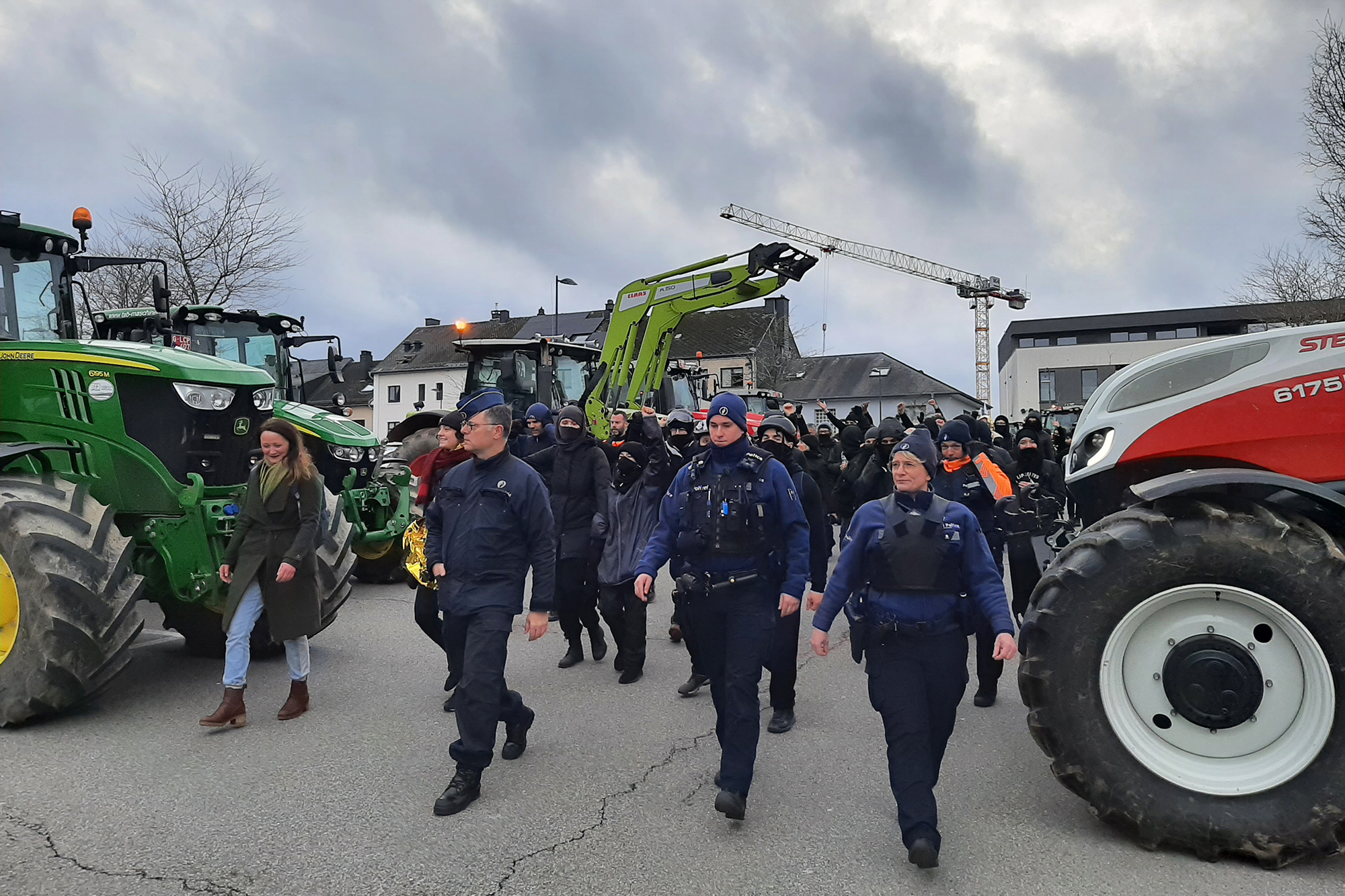 Die Polizei eskortiert die Tierschutz-Aktivisten zu ihren Autos (Bild: Stephan Pesch/BRF)