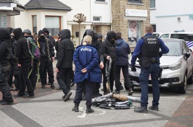 Die Polizei sammelt die Ketten ein (Bild: Stephan Pesch/BRF)