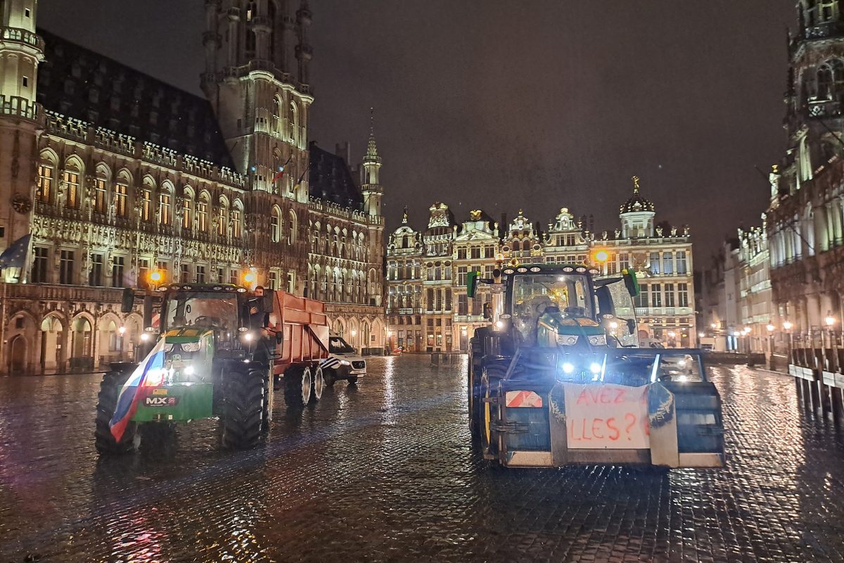 Vor der großen Bauerndemo sind am frühen Montagmorgen erste Traktoren in Brüssel angekommen