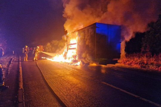 Lieferwagen steht in Flammen: Feuerwehreinsatz auf der Vennstraße (Bild: Feuerwehr Eupen)