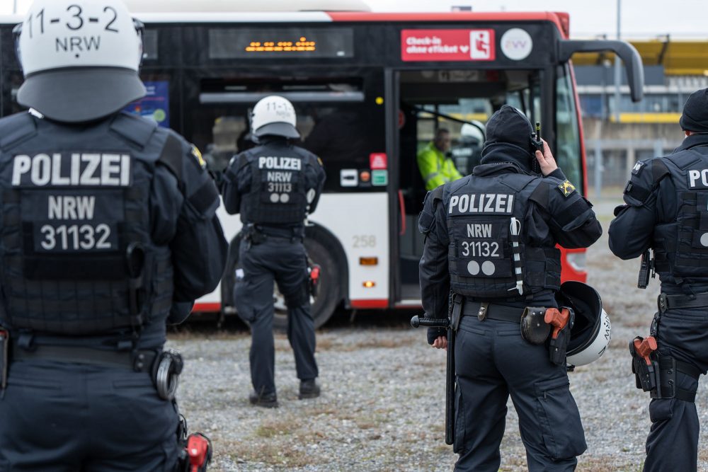 Aachen: Polizei-Hundertschaft übt vor Tivoli für den Ernstfall (Bild: Polizei Aachen)