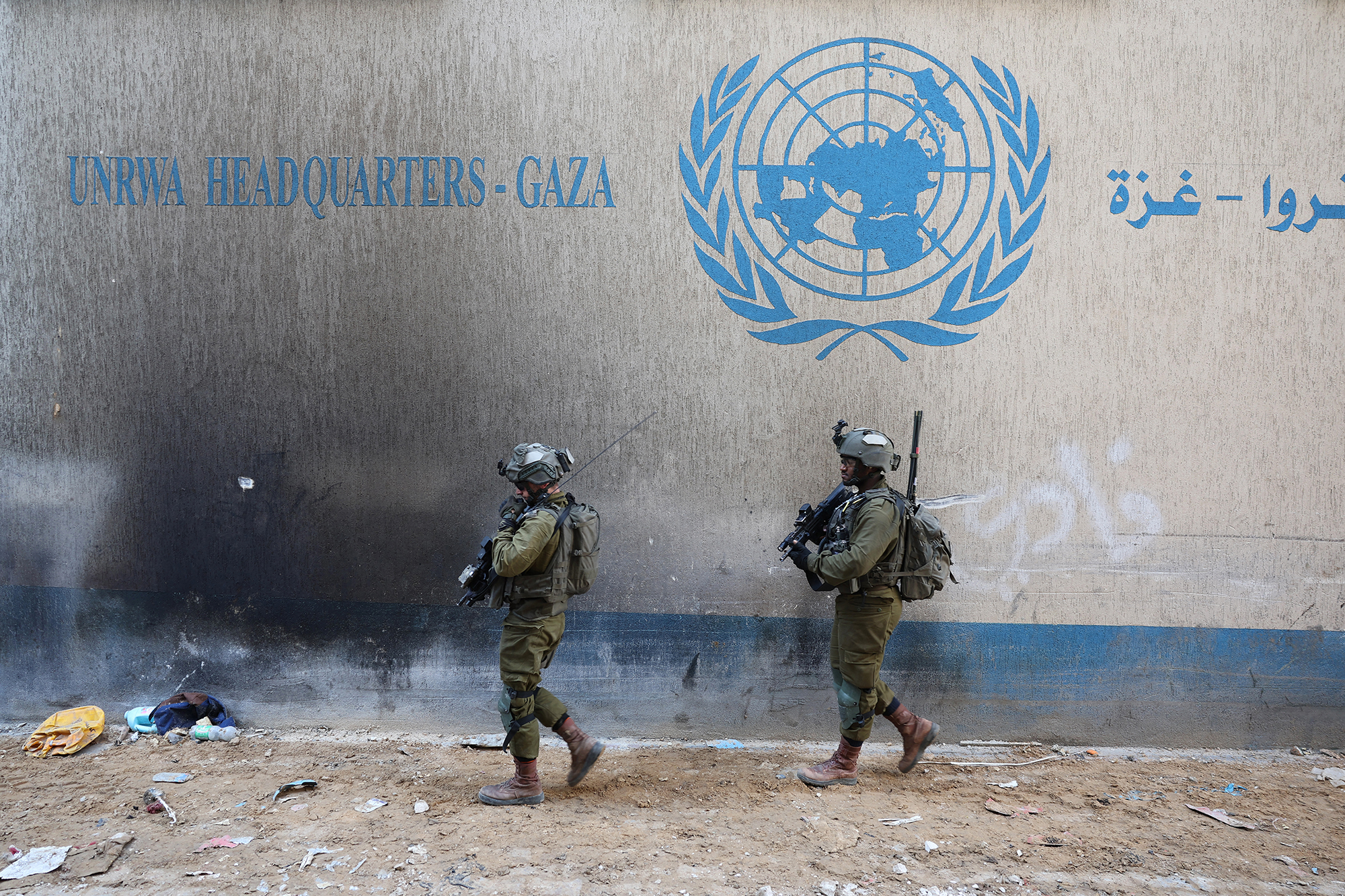 Israelische Soldaten vor dem Sitz der UNRWA in Gaza-Stadt (Bild: Jack Guez/AFP)