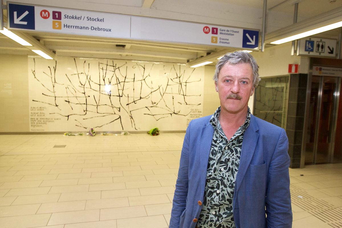 Benoît van Innis bei der Einweihung eines Wandgemäldes in der Metrostation Maelbeek zum Gedenken an die Opfer der Brüsseler Terroranschläge (Bild: Nicolas Maeterlinck/Belga)