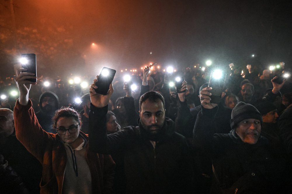 Ein Jahr nach den Erdbeben: Mahnwache in Antakya (Bild: Ozan Kose/AFP)