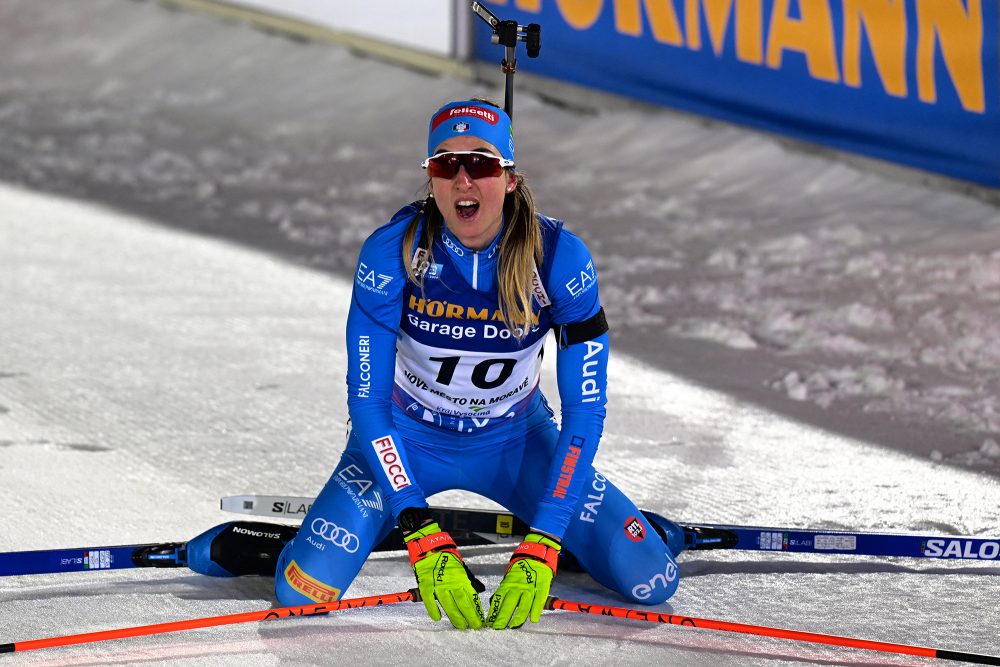 Lisa Vittozzi im Ziel (Bild: Michael Cizek/AFP)