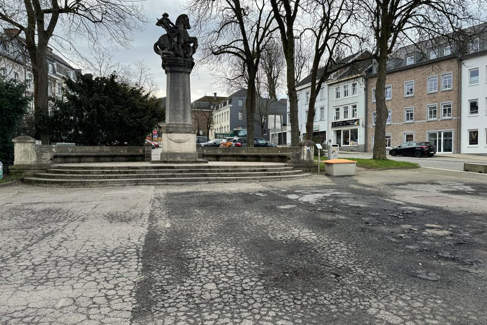 In Eupen stehen Straßenarbeiten an - der Werthplatz muss neu geteert werden (Bild: Manuel Zimmermann/BRF)