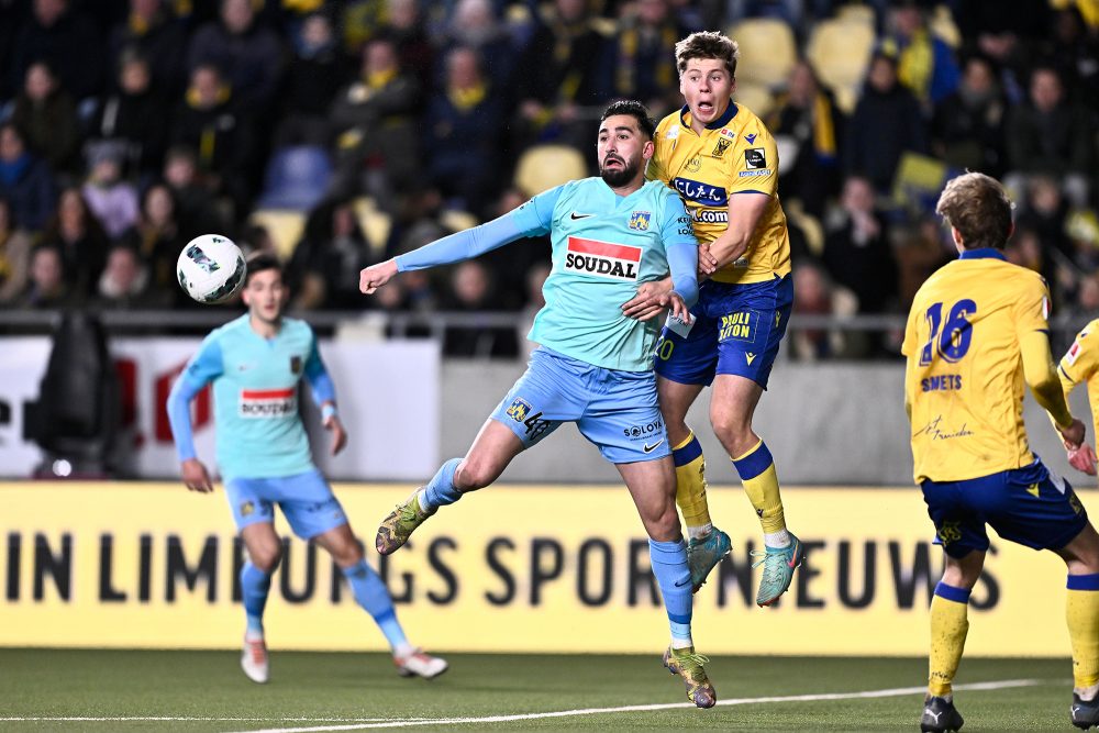 Emin Bayram von Westerlo und Rein Van Helden von Sint-Truiden kämpfen um den Ball (Bild: Johan Eyckens/Belga)