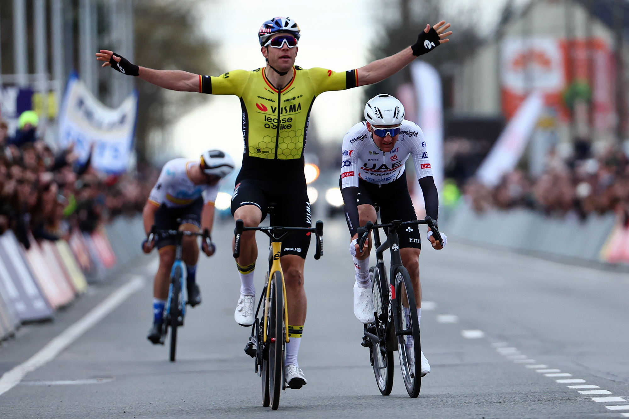 Wout van Aert vom Team Visma-Lease a Bike freut sich über seinen Sieg beim Eintagesrennen Kuurne-Brüssel-Kuurne (Bild: David Pintens/Belga)