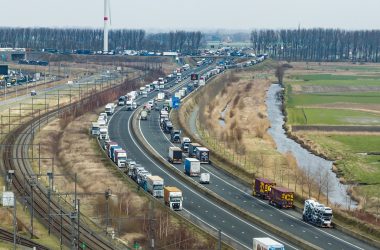 Etwa 2.000 LKW sitzen in der Nähe des Hafens von Zeebrugge fest (Bild: Kurt Desplenter/Belga)