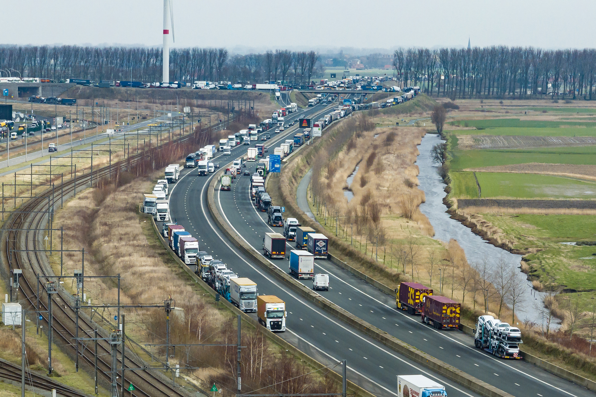 Etwa 2.000 LKW sitzen in der Nähe des Hafens von Zeebrugge fest (Bild: Kurt Desplenter/Belga)
