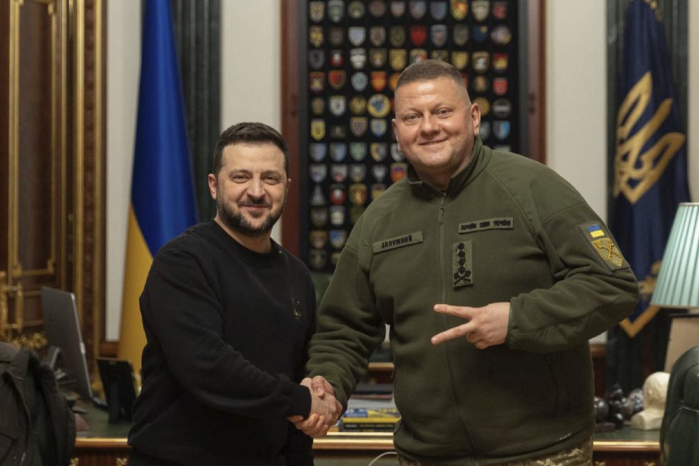 Wolodymyr Selenskyj mit Walerij Saluschnyj (Bild: Ukrainian presidential press service/Handout/AFP)