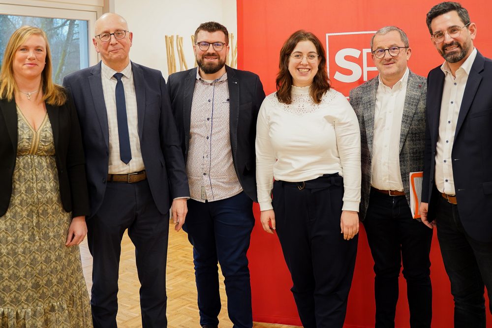 V.l.n.r.: Laurie Van Isacker (FGTB), Volker Klinges (Arbeitgeberverband der DG), Stephan Braun (Anikos), Linda Zwartbol (Präsidentin SP Ostbelgien), Patrick Meyer (Christliche Arbeiterbewegung Ostbelgien) und Antonios Antoniadis (Vize-Ministerpräsident) (Bild: SP Ostbelgien)