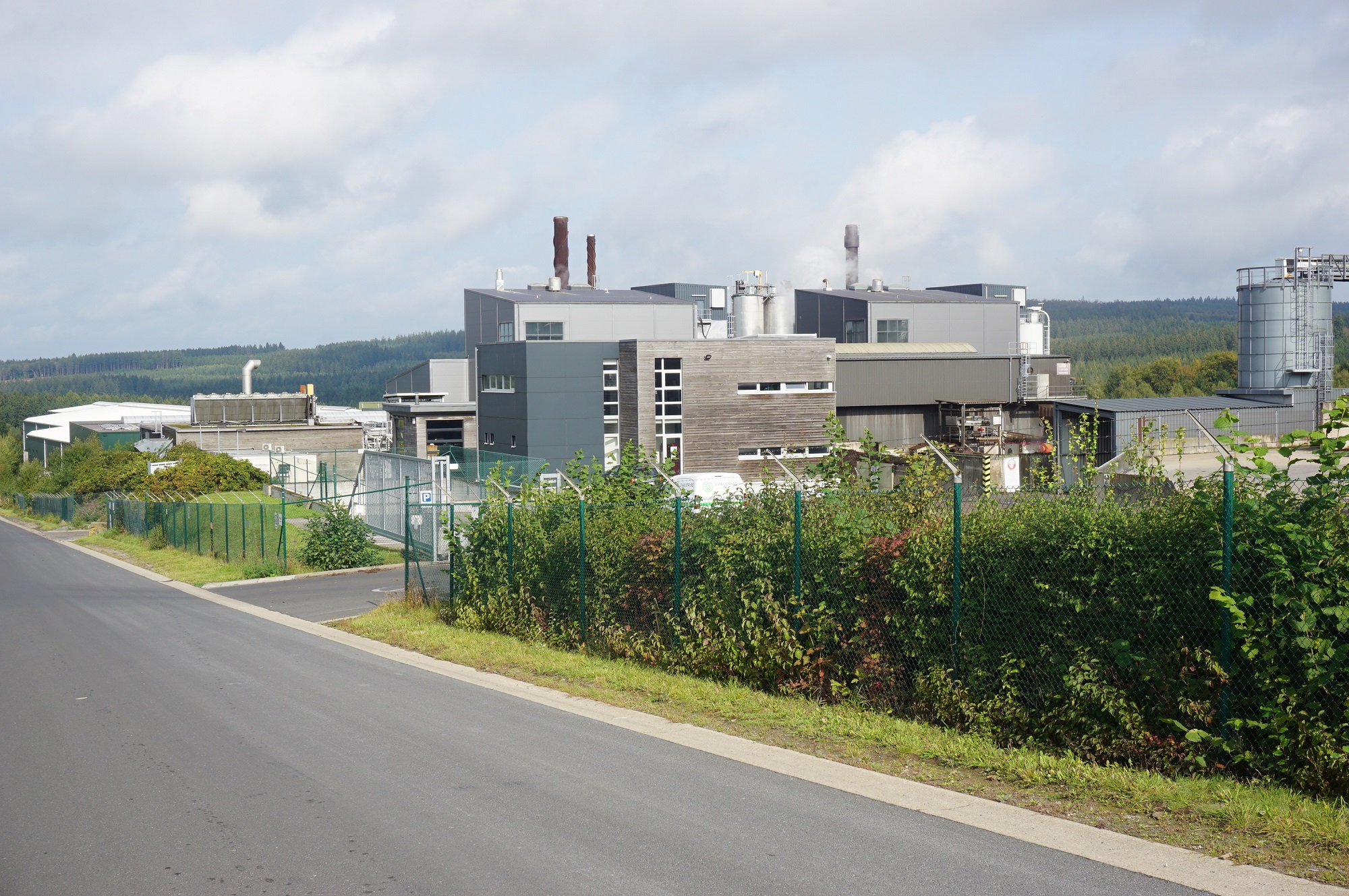 Das Biomasseheizkraftwerk 2Valorise im Industriegebiet Kaiserbaracke (Bild: Stephan Pesch/BRF)