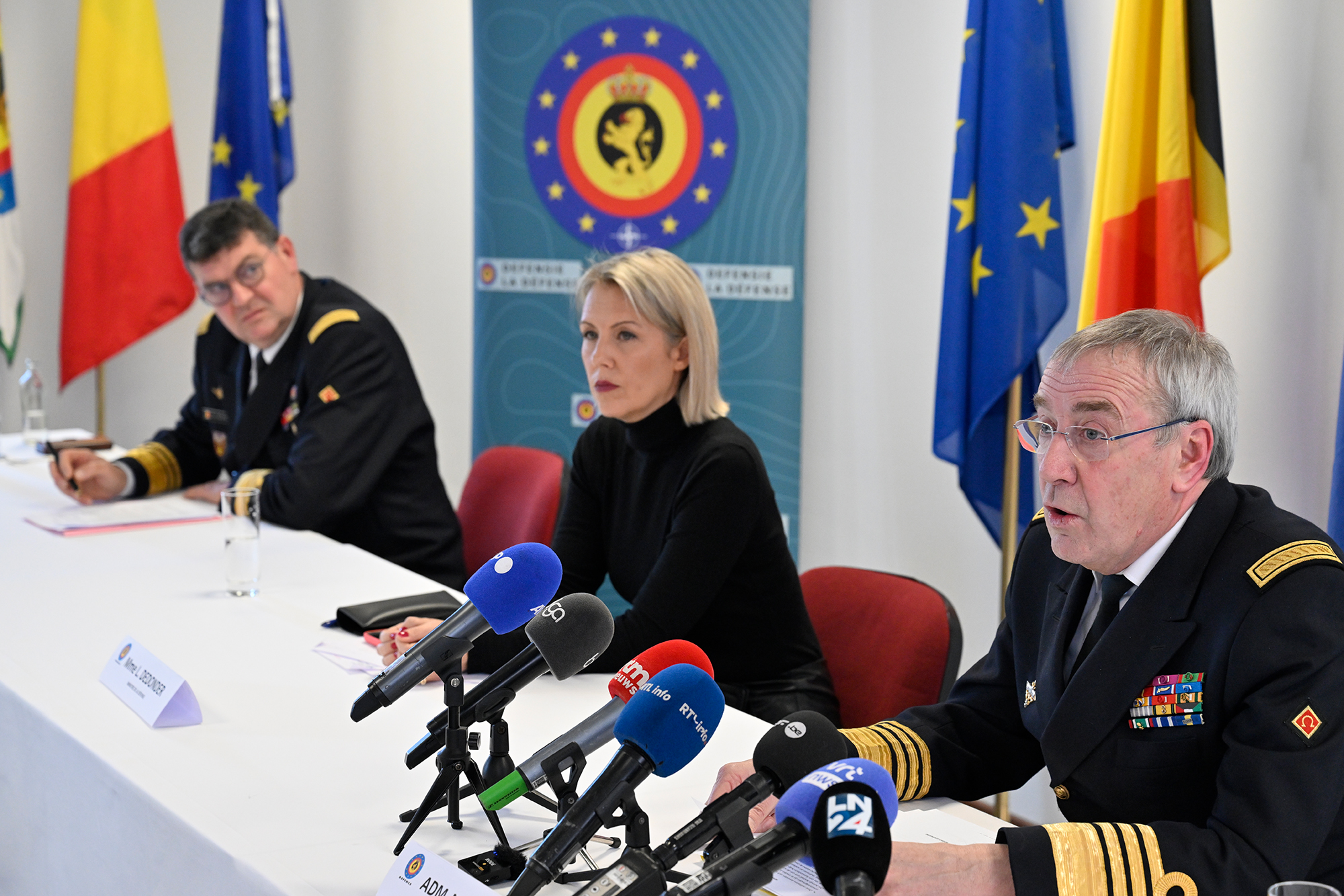 Vizeadmiral Jan de Beurme, Verteidigungsministerin Ludivine Dedonder und Armeechef Michel Hofman bei der Pressekonferenz