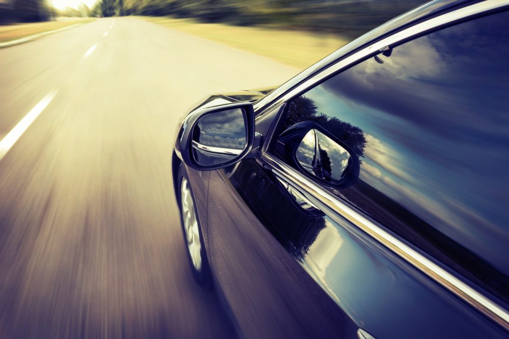 Autofahrt auf einer Landstraße