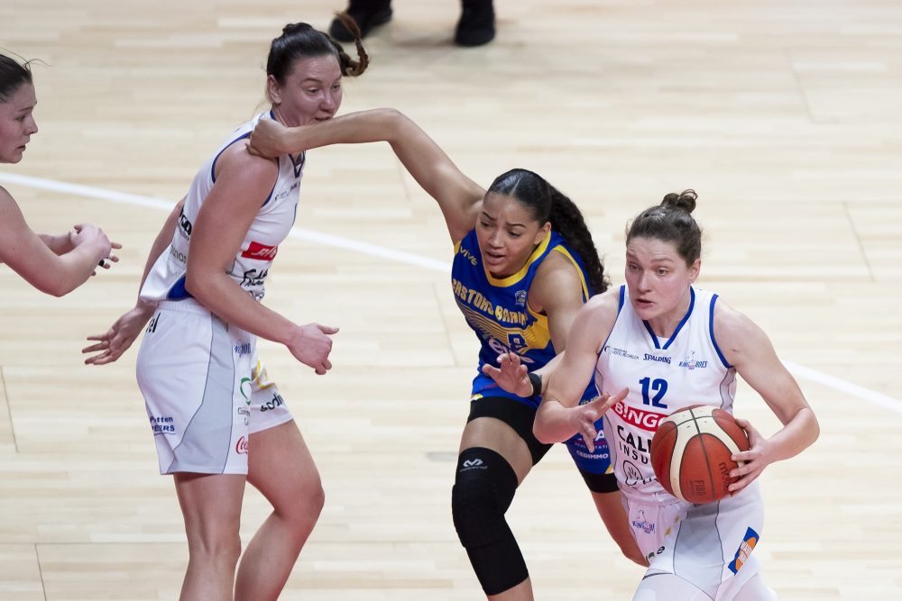 Wie in dieser Szene Sarah Dossou hatten die Castors Braine gegen die Kangoeroes Mechelen um Heleen Nauwelaers, die zur wertvollsten Spielerin der Partie gewählt wurde, im Pokalfinale das Nachsehen (Bild: Kristof Van Accom/Belga)