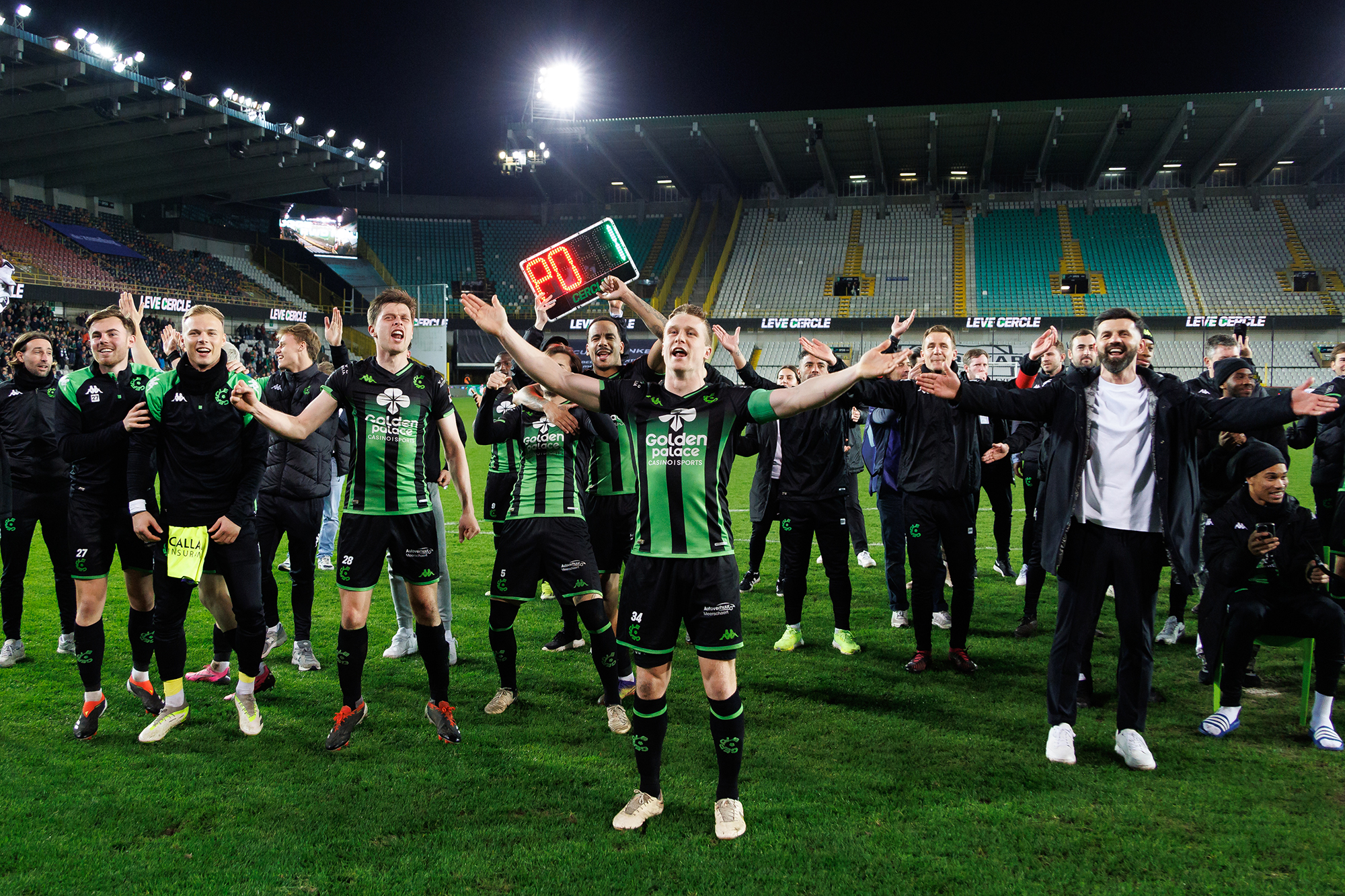 Cercle-Spieler feiern nach dem Sieg gegen RWDM