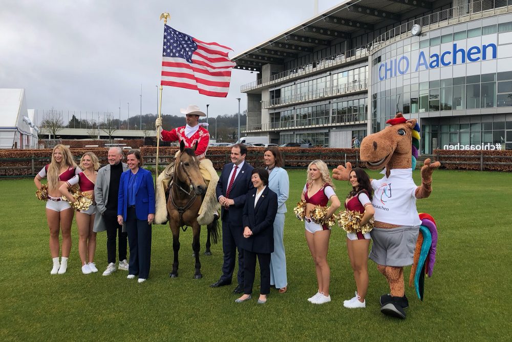 Vertreter des CHIO-Komitees mit Cowboy und Cheerleadern