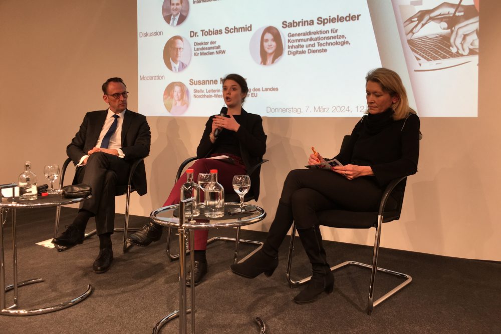 (vlnr.) Tobias Schmid (Direktor der Landesanstalt für Medien NRW), Sabrina Spieleder (Generaldirektion für Kommunikationsnetze, Inhalte und Technologie, Digitale Dienste) und Susanne Metzler (stellvertretende Leiterin der Vertretung des Landes Nordrhein-Westfalen bei der EU) (Bild: Kay Wagner/BRF)