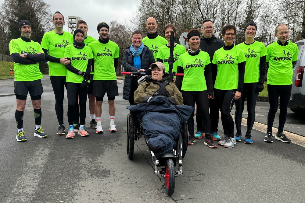 Erster Probelauf: Die Emdygo-Laufgruppe und Cloé testen den dreirädrigen Rollstuhl