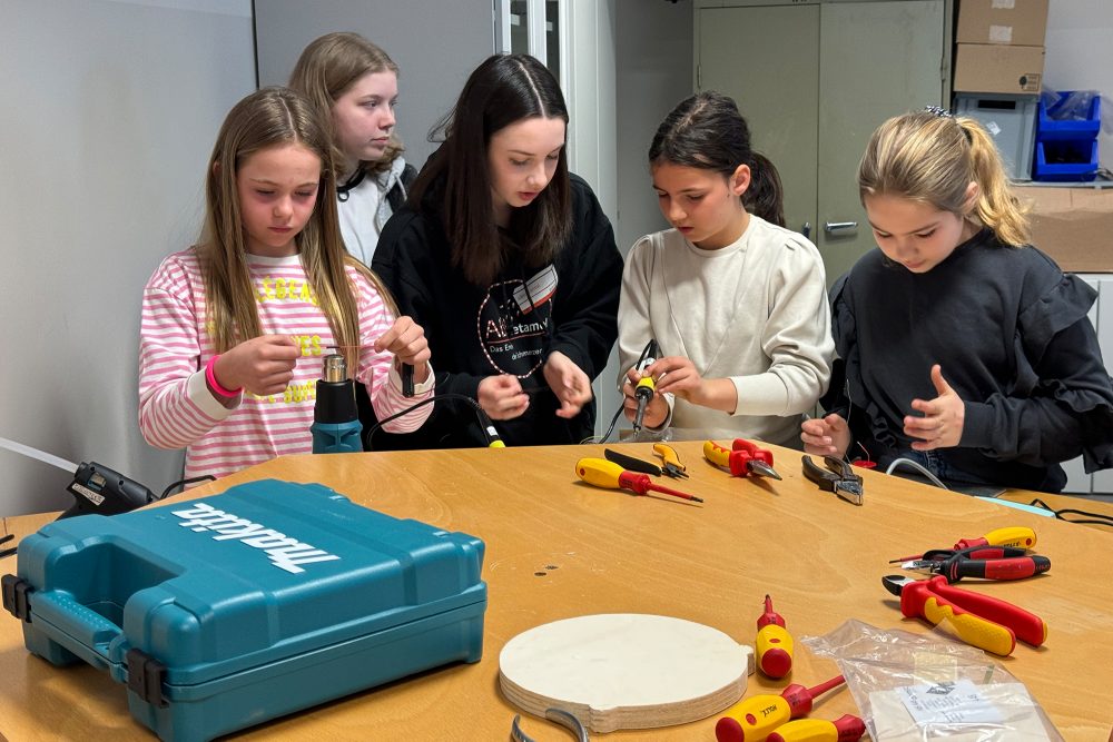 Grundschüler probieren Handwerksberufe aus - hier geht es um Elektronik