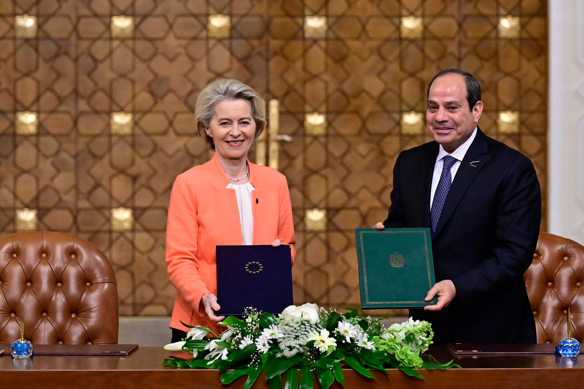 Die Präsidentin der Europäischen Kommission Ursula Von der Leyen und der ägyptische Präsident Abdel Fattah el-Sisi beim diplomatischen Treffen in Kairo