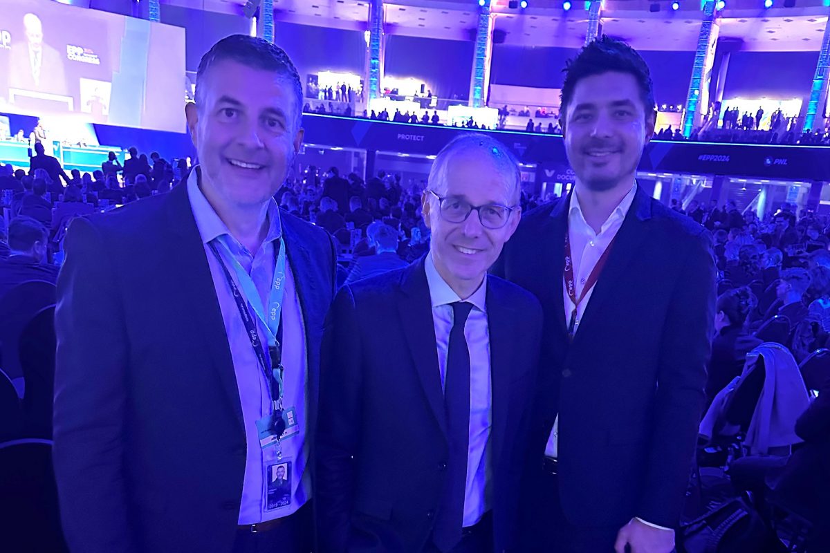 Pascal Arimont (links) mit dem Luxemburger Premierminister Luc Frieden (Mitte) und Cliff Wirajendi (rechts) (Bild: Pascal Arimont)