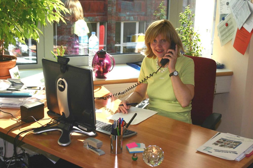 Eine Frau arbeitet in einem Büro