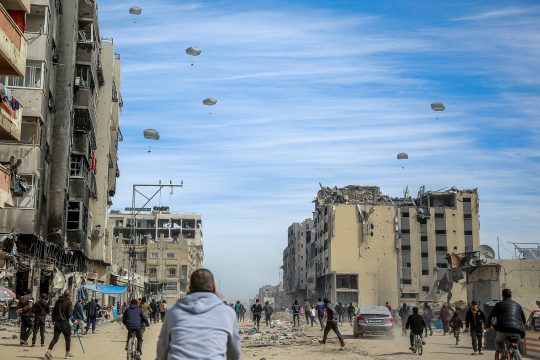 Hilfsgüter aus der Luft erreichen die Bewohner des Gazastreifens (Bild: AFP)