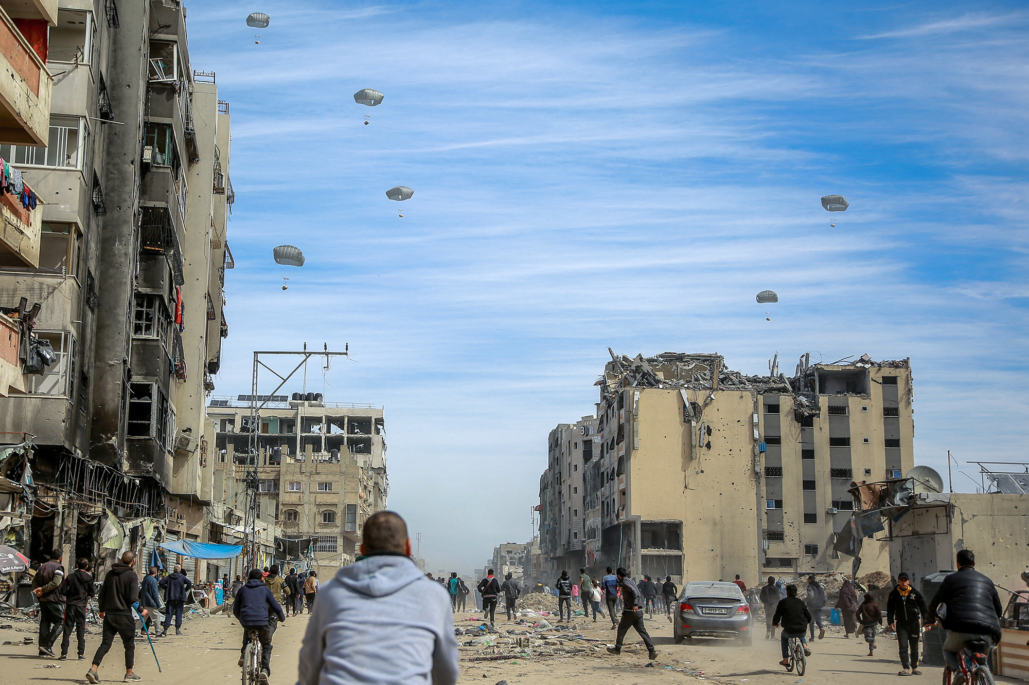 Hilfsgüter aus der Luft erreichen die Bewohner des Gazastreifens (Bild: AFP)