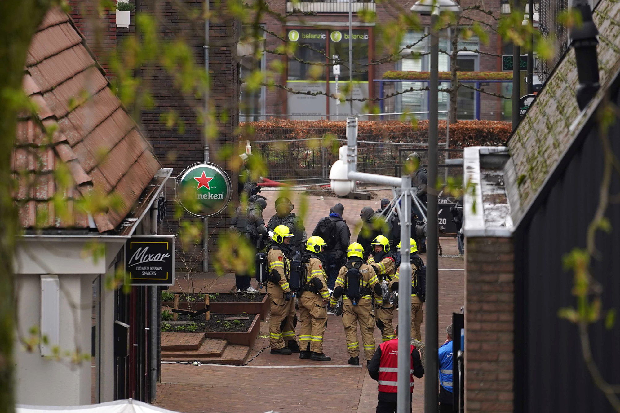 Polizisten in der Nähe des Tatorts der Geiselnahme im Zentrum von Ede in den Niederlanden