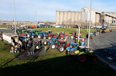 Landwirte versammeln sich in der Nähe des Hafens von Gent