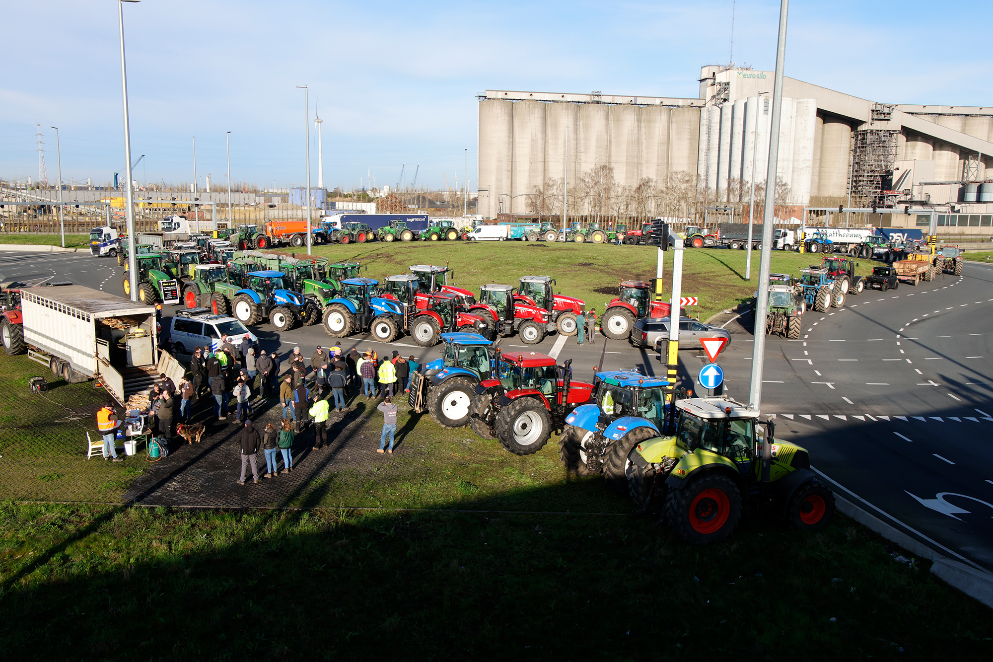 Landwirte versammeln sich in der Nähe des Hafens von Gent