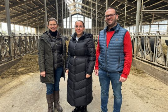 Verena Greten (Geschäftsführende Direktorin des IAWM), Bildungsministerin Lydia Klinkenberg und Gerd Brüls, Projektkoordinator beim Landwirtschaftlichen Schulungszentrum